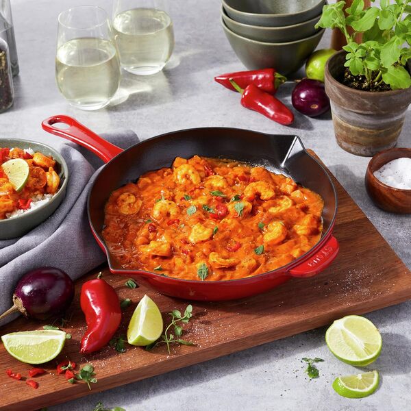 STAUB Poêle en Fonte avec Double Bec Verseur, Ø 26 cm, Cerise