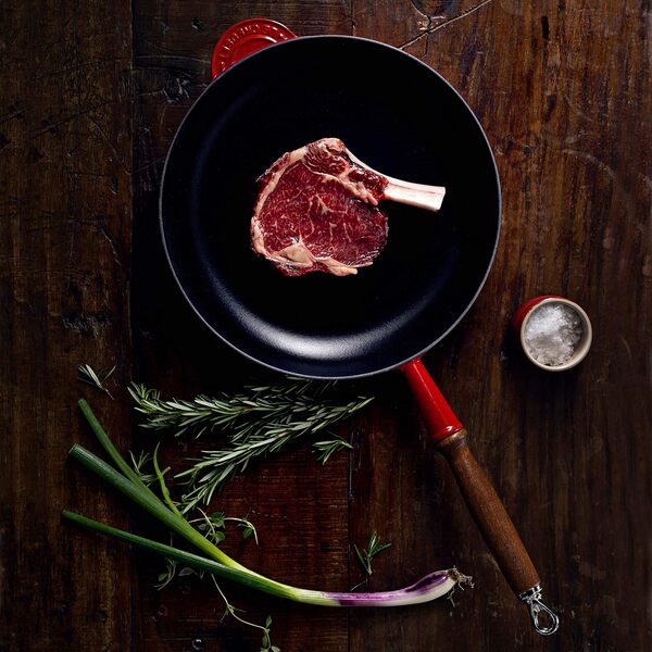 Le Creuset, Poêle en Fonte Émaillée avec Manche en Bois, Ronde, Ø 26 cm, Compatible avec Toutes Sources de Chaleur (Induction Incluse), 2.97 kg, Cerise