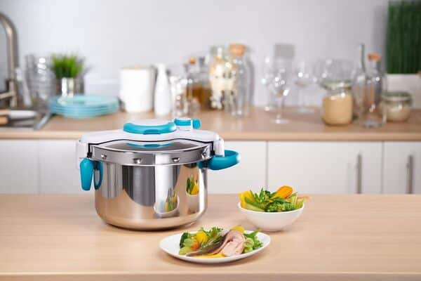 SEB ClipsoMinut'Easy + bleu 6L poignées rabattables Cocotte-minute InductionLivre de 100 recettes Autocuiseur Inox Fabriqué en France Facile à utiliser P4900716