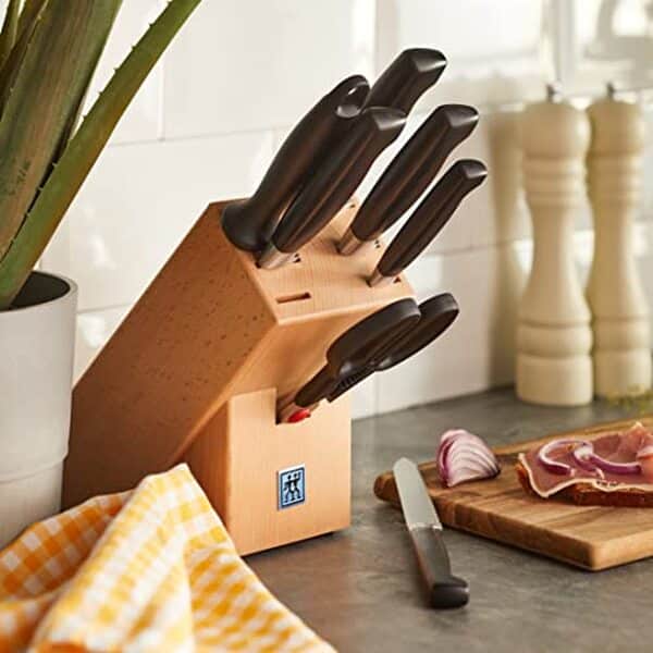 Découvrez notre test complet du bloc de couteaux Zwilling Four Star : 8 pièces alliant innovation et artisanat pour une expérience culinaire exceptionnelle.