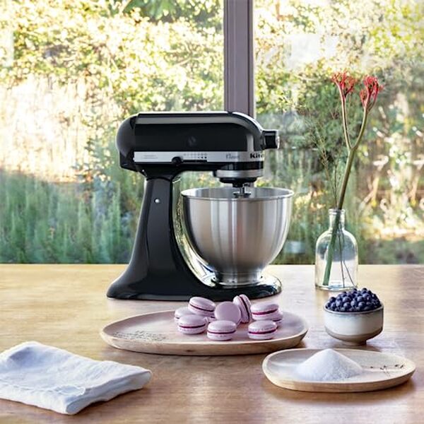Découvrez notre test complet du robot pâtissier KitchenAid Classic 4, 3 L noir : efficacité, design et fonctionnalités pour réussir toutes vos recettes sucrées et salées.