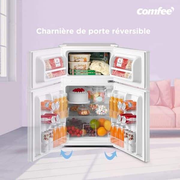 Découvrez le réfrigérateur compact Comfee' RCT87WH2(E) avec ses portes réversibles, parfait pour un gain de place et un maximum de praticité.
