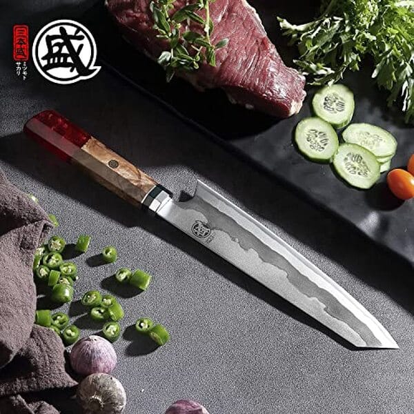 Découvrez le couteau kiritsuke mitsumoto Sakari : analyse de son design, fabrication damas et performance exceptionnelle en cuisine