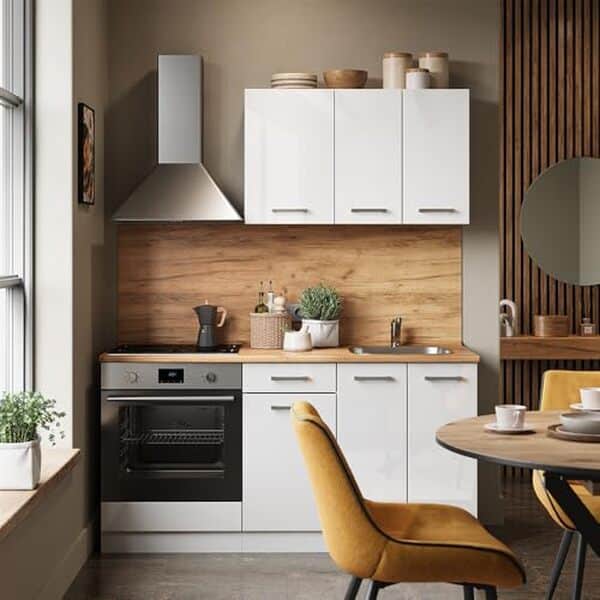 Découvrez notre test complet de la Vicco Cuisine R-Line : un modèle compact et brillant qui allie design moderne et fonctionnalité pour un espace culinaire optimisé.