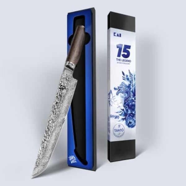 Découvrez notre test complet du couteau de chef KAI Shun Premier TDM-1785 : un modèle en acier Damas alliant performance de coupe et esthétique raffinée pour les chefs passionnés