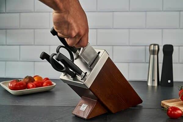 Découvrez notre test complet du bloc de couteaux Zwilling SharpBlock : analyse de son efficacité, son design et les avis d'experts pour un choix éclairé en cuisine
