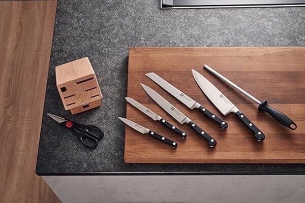 Découvrez notre test des couteaux Zwilling Professional S en bois de hêtre et acier inoxydable, alliant esthétique et efficacité pour une découpe parfaite